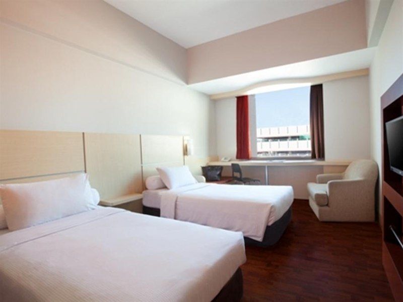 Ibis Styles Jakarta Mangga Dua Square Exterior foto